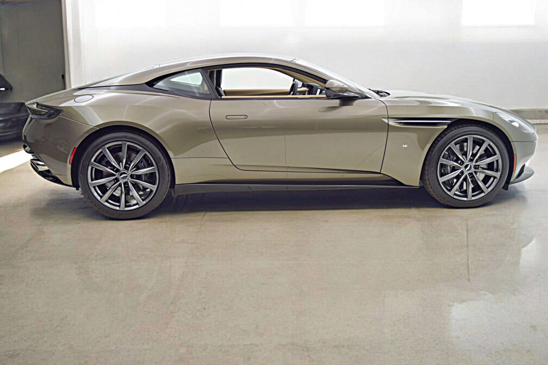 Used 2018 Aston Martin DB11 V12 image 10