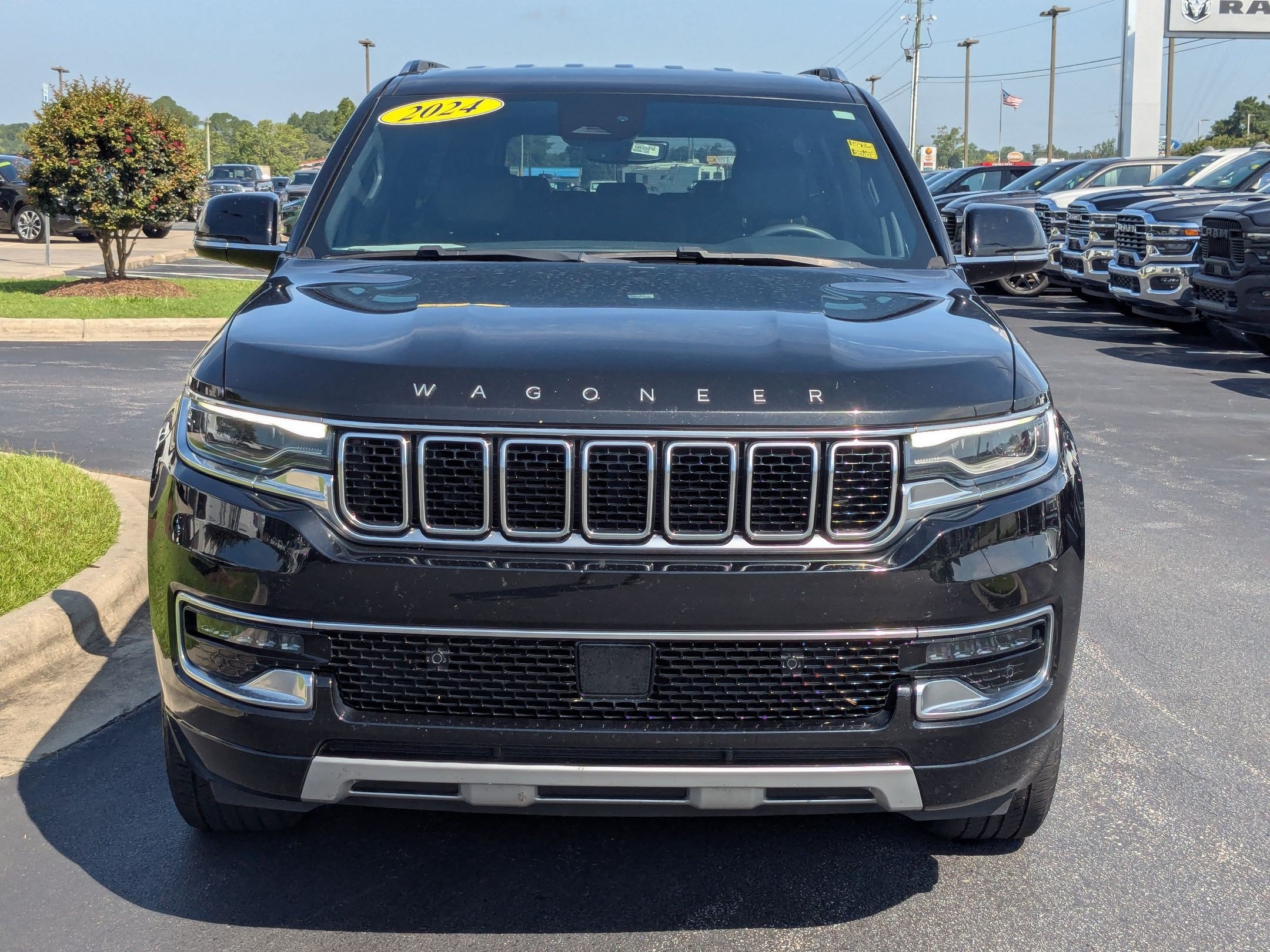Used 2024 Jeep Wagoneer L Series II RWD image 2