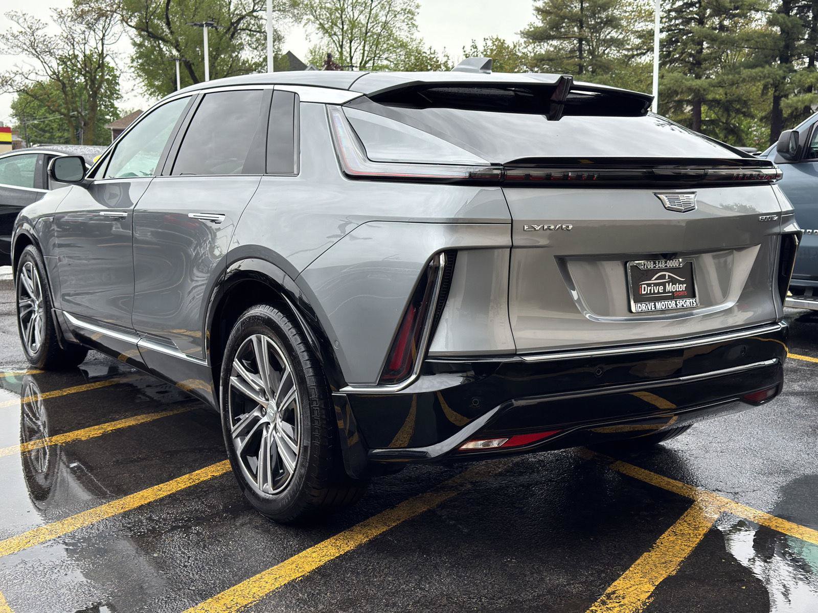 Used 2024 Cadillac Lyriq Luxury AWD/4WD image 7