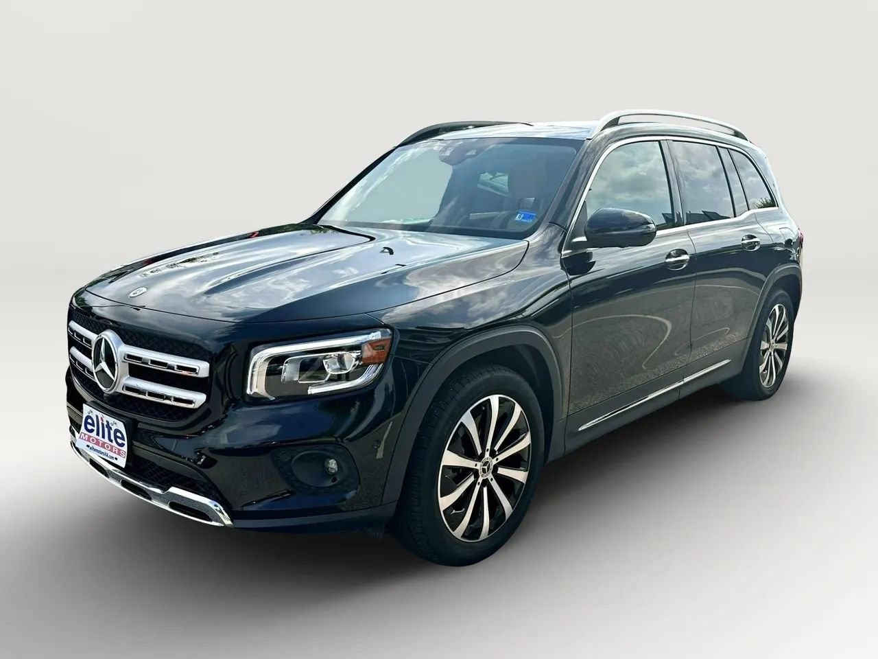 Used 2023 Mercedes-Benz GLB 250 4MATIC w/ Premium Package image 3