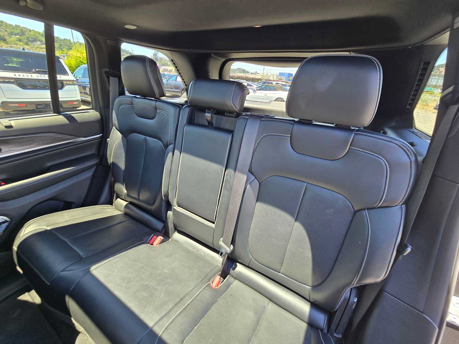 Used 2022 Jeep Grand Cherokee Overland w/ Luxury Tech Group IV AWD/4WD image 17