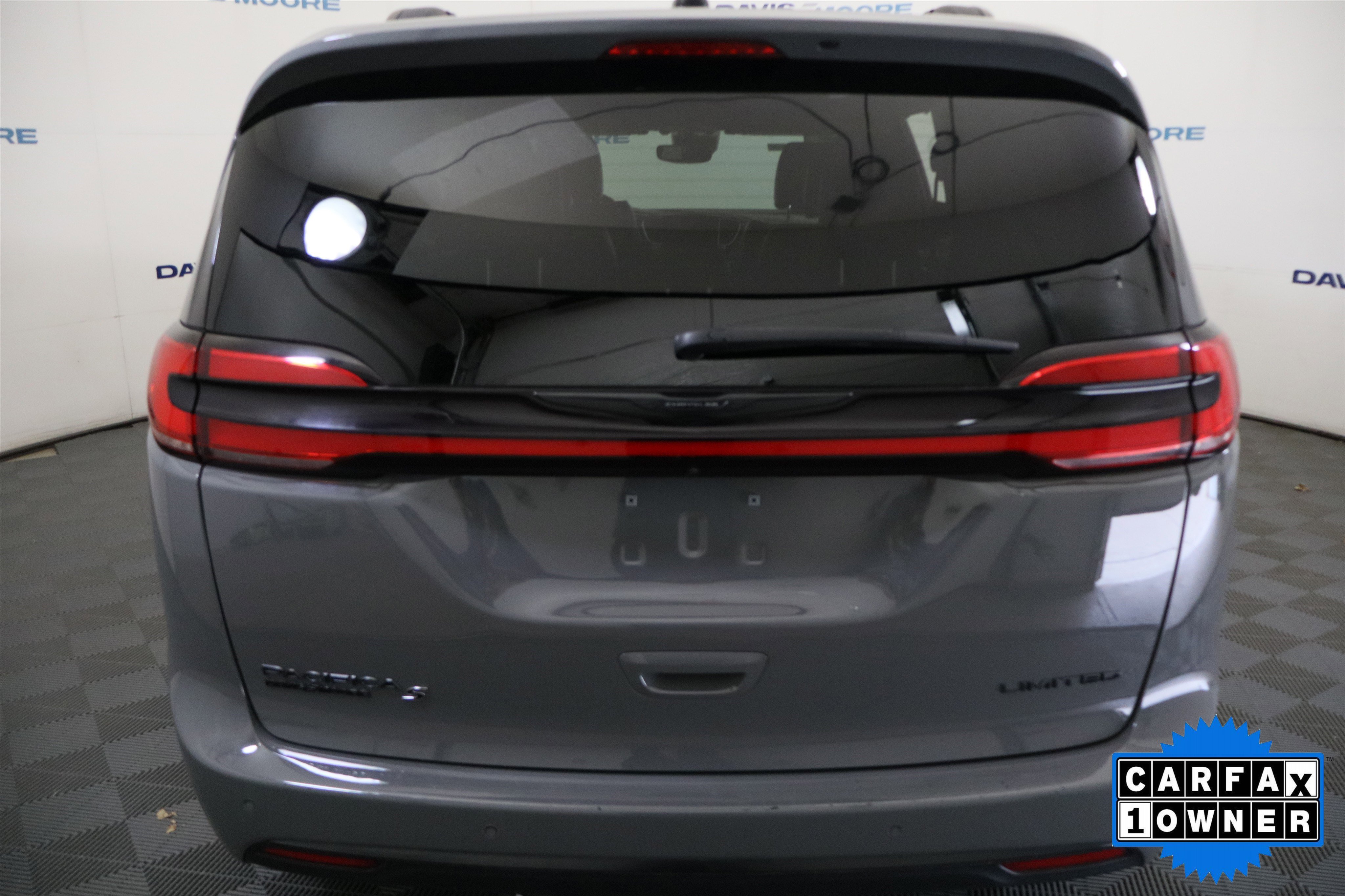 Used 2025 Chrysler Pacifica Limited image 8