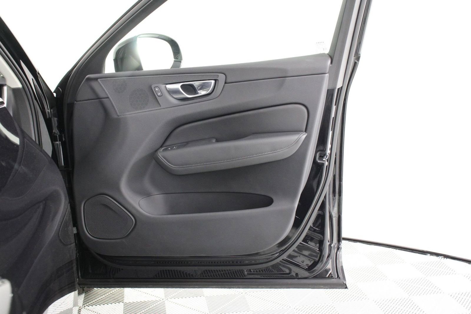 Certified 2025 Volvo XC60 B5 Plus AWD/4WD image 21