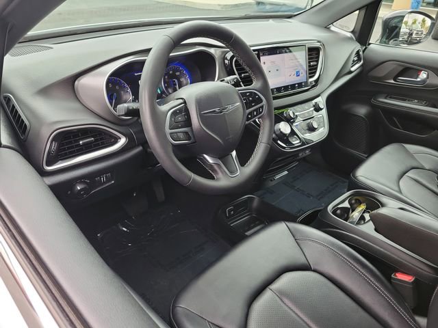 Used 2025 Chrysler Pacifica Select image 6