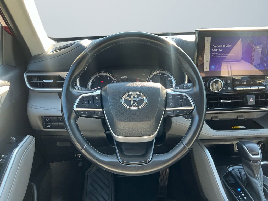 Used 2023 Toyota Highlander XLE FWD image 13
