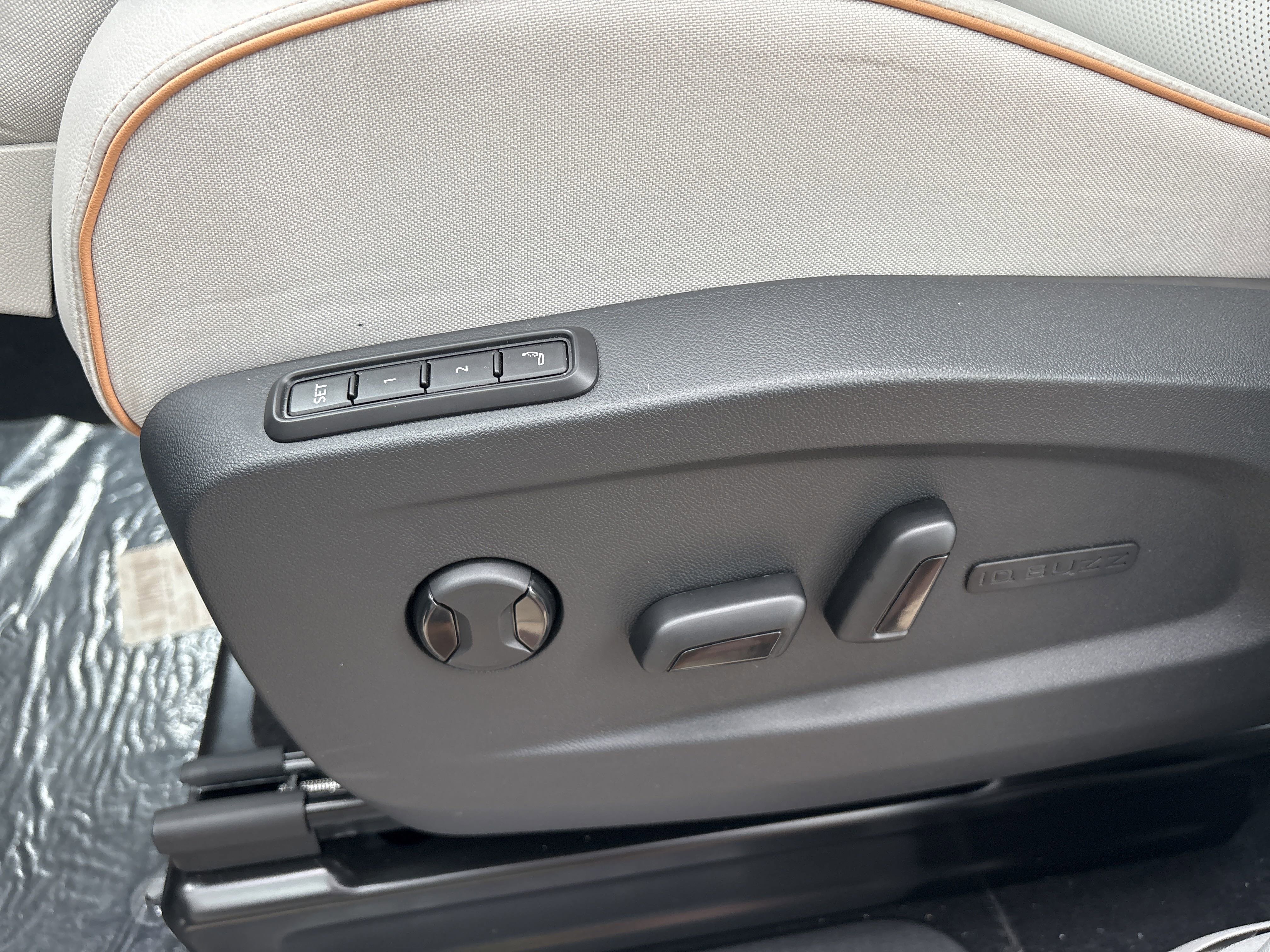 New 2025 Volkswagen ID. Buzz 1st Edition image 13