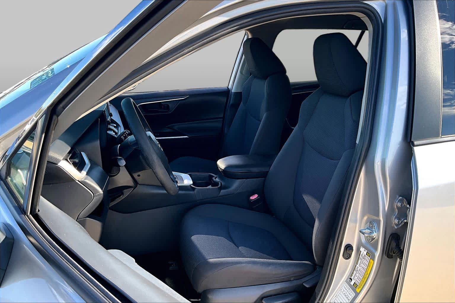 Used 2019 Toyota RAV4 LE FWD image 8