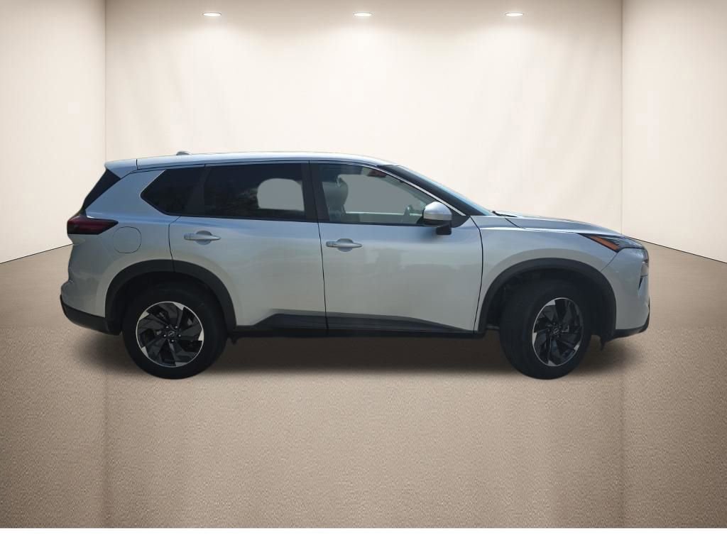 Used 2025 Nissan Rogue SV image 2