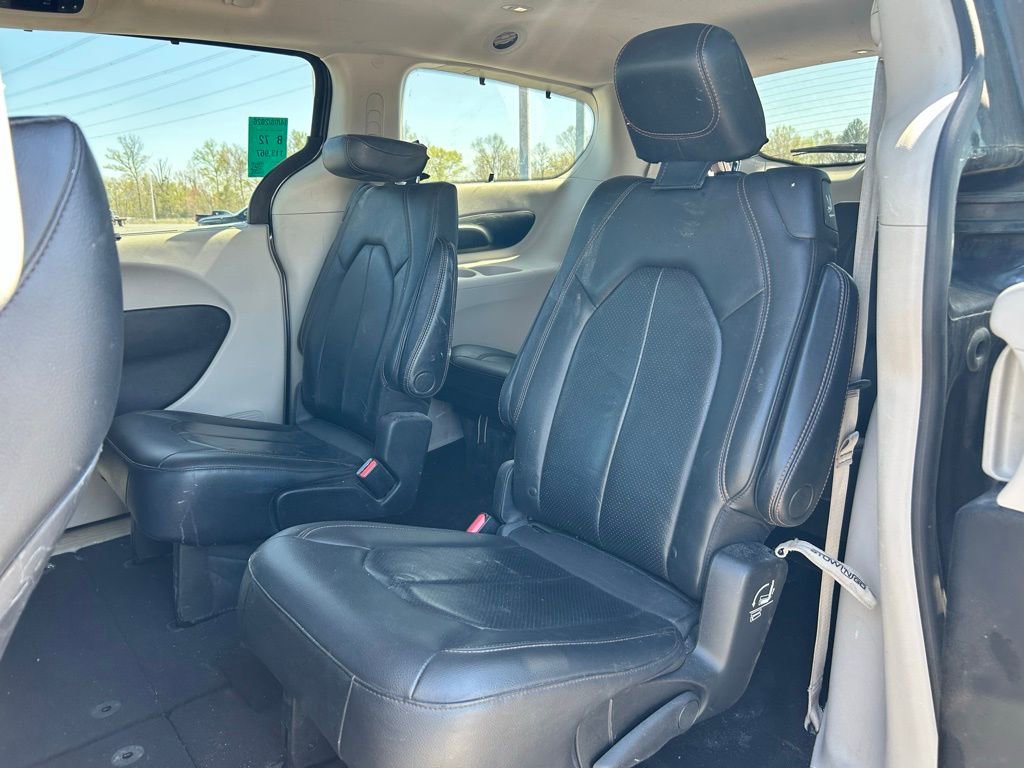 Used 2020 Chrysler Pacifica Touring-L FWD image 16