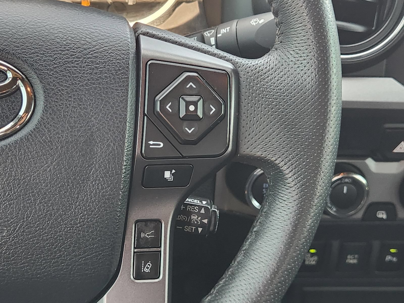 Used 2020 Toyota Tacoma TRD Off-Road w/ Technology Package AWD/4WD image 28