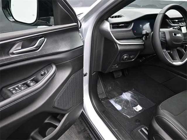 New 2025 Jeep Grand Cherokee Altitude image 13