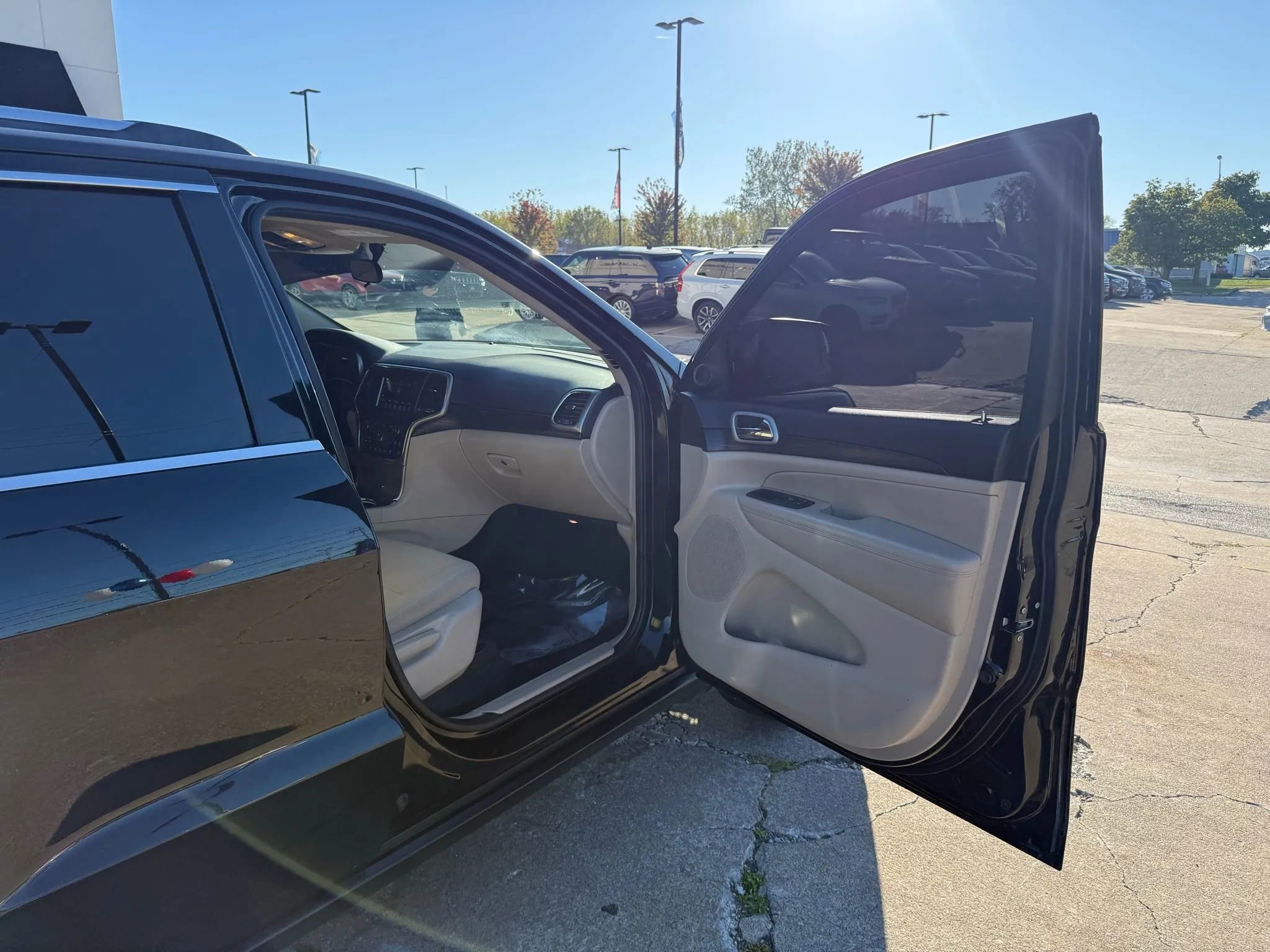 Used 2021 Jeep Grand Cherokee Laredo image 25