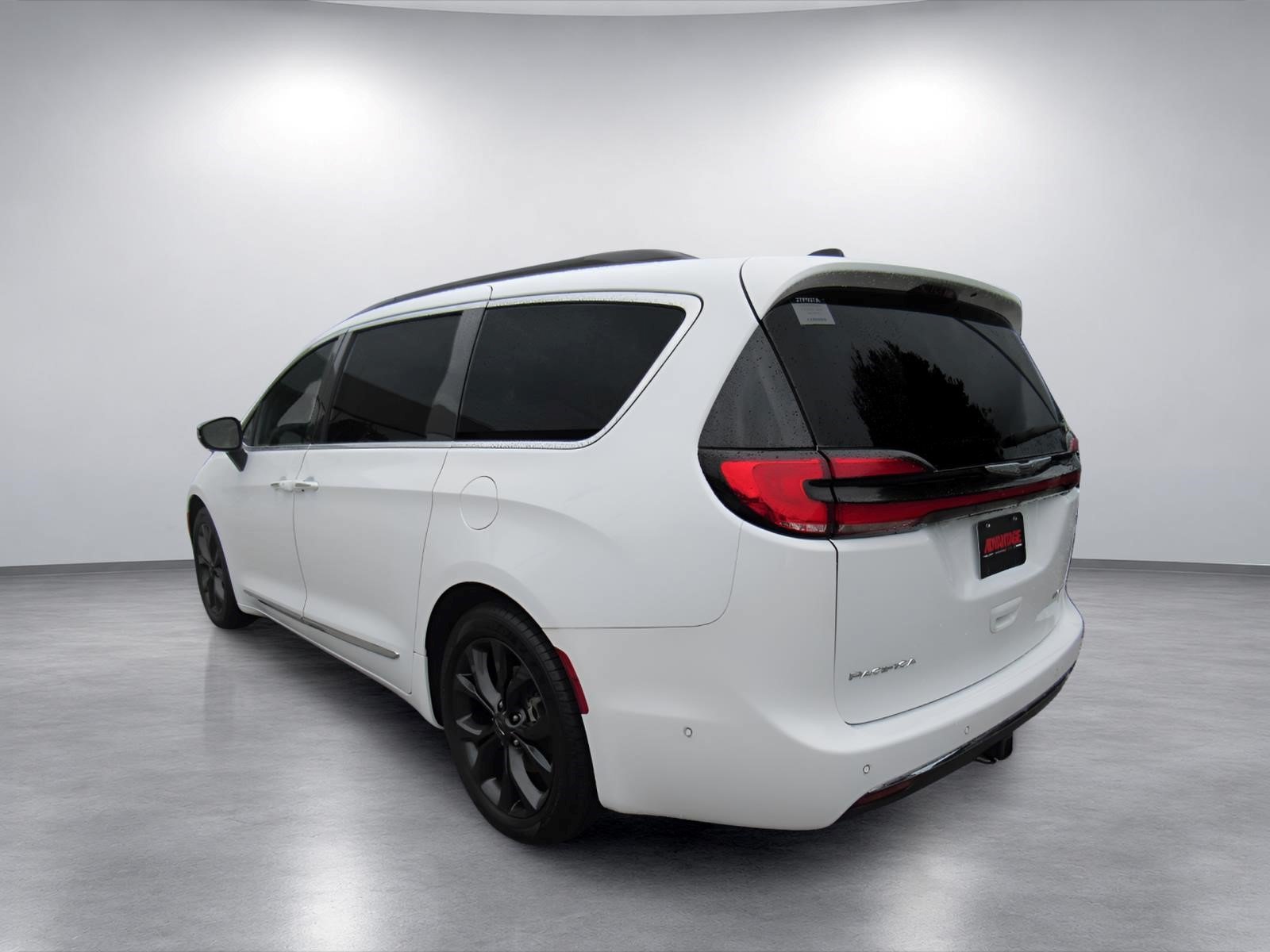 Certified 2023 Chrysler Pacifica Limited w/ Trailer Tow Group FWD image 5