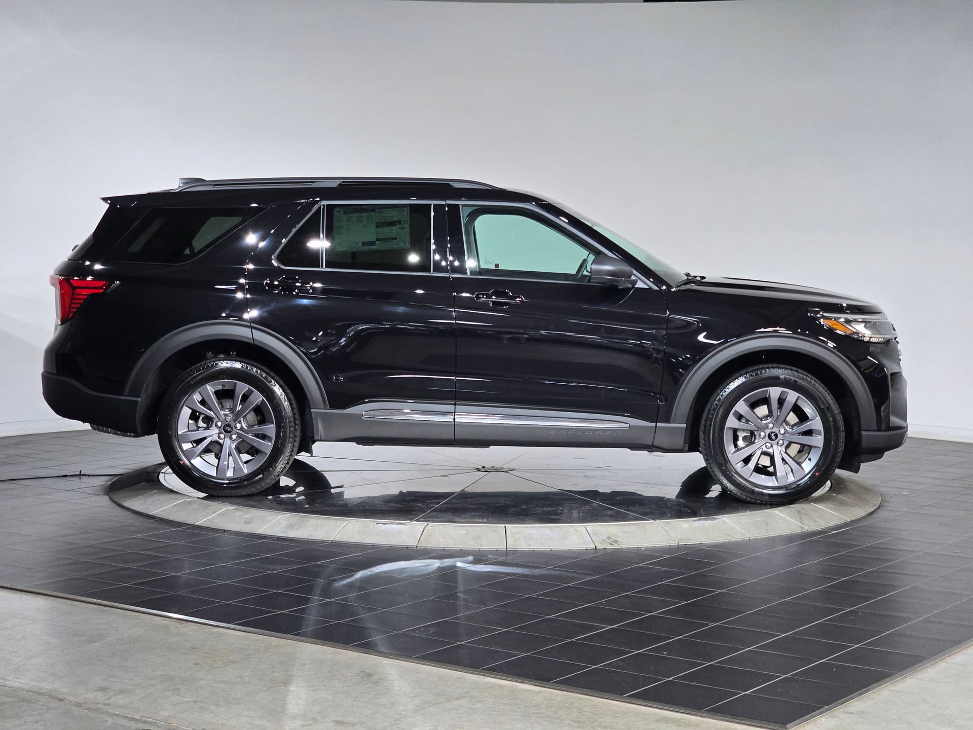 New 2026 Ford Explorer Active w/ Active Comfort Package AWD/4WD image 3