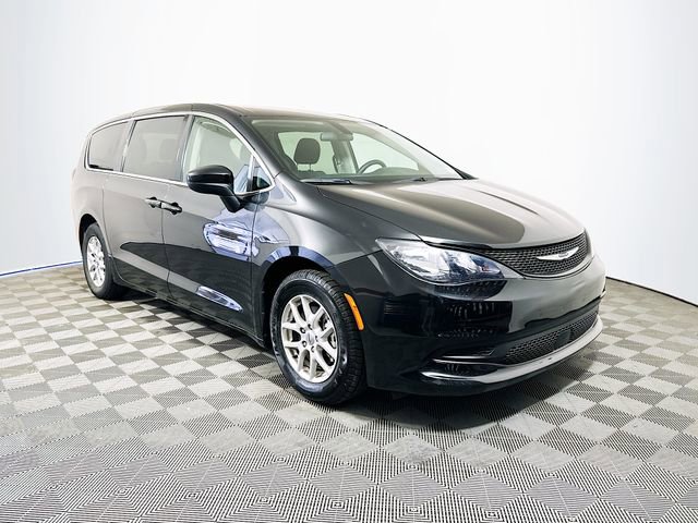 Used 2022 Chrysler Voyager LX image 1