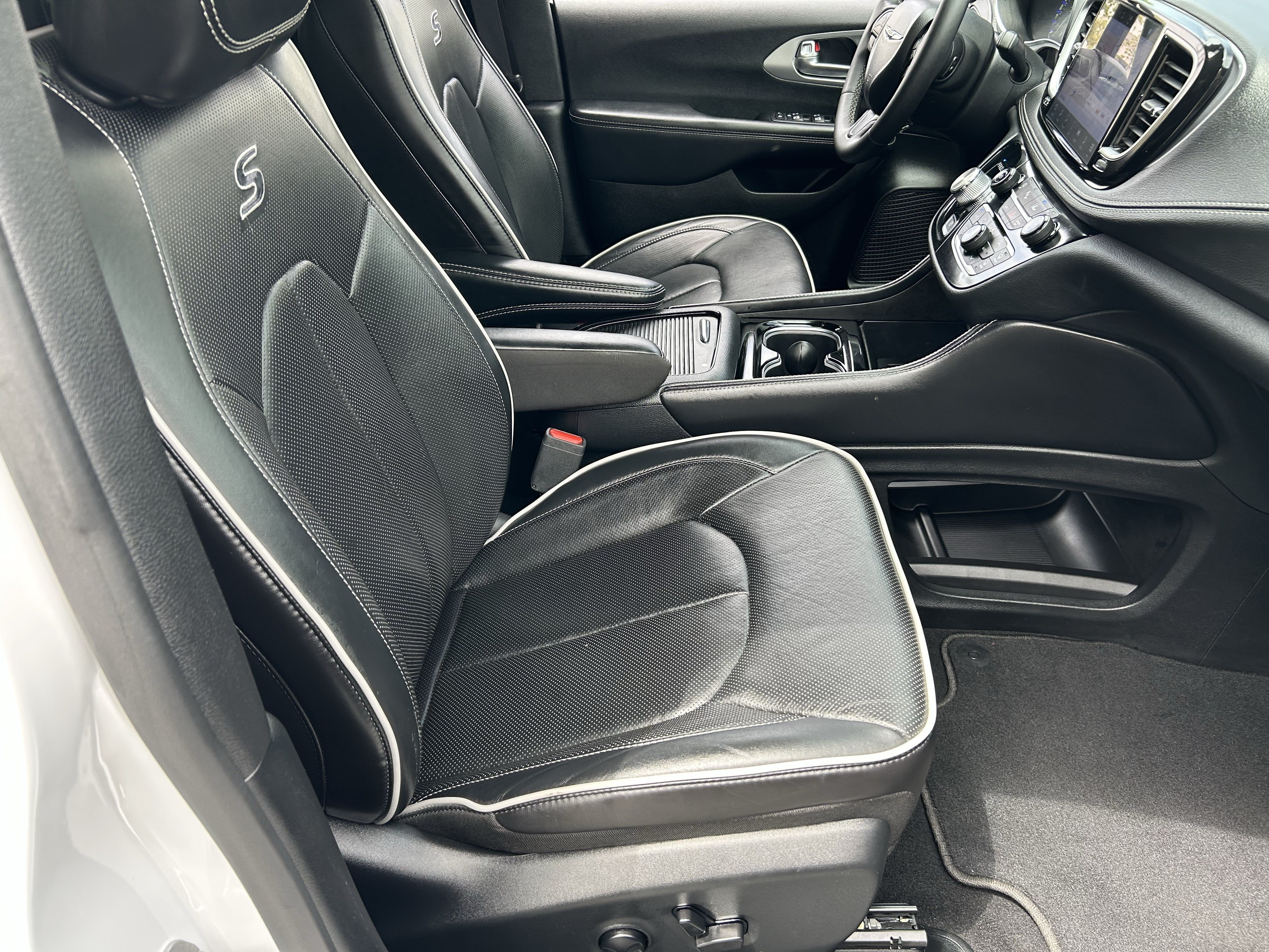 Used 2025 Chrysler Pacifica Limited FWD image 9