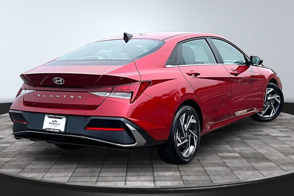 Used 2025 Hyundai Elantra SEL FWD image 2