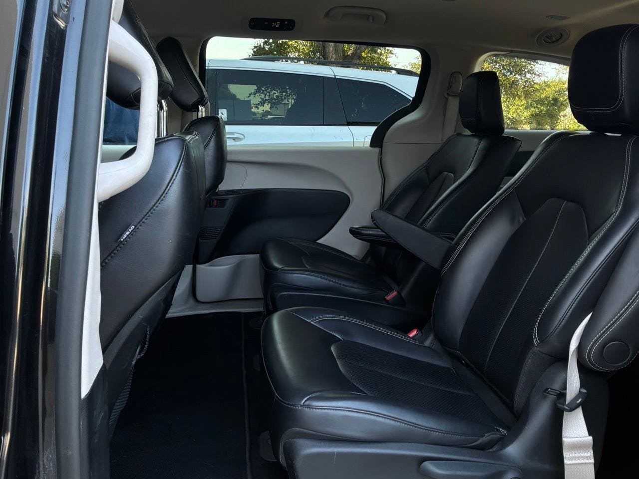 Used 2023 Chrysler Pacifica Touring-L FWD image 13