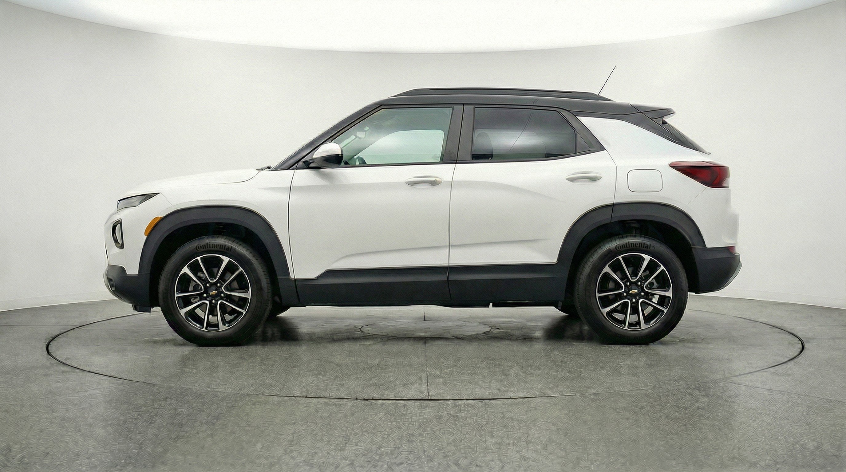 Used 2025 Chevrolet TrailBlazer LT w/ Driver Confidence Package image 5