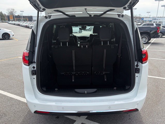 New 2026 Chrysler Pacifica Limited w/ Uconnect Theater Family Group FWD image 6
