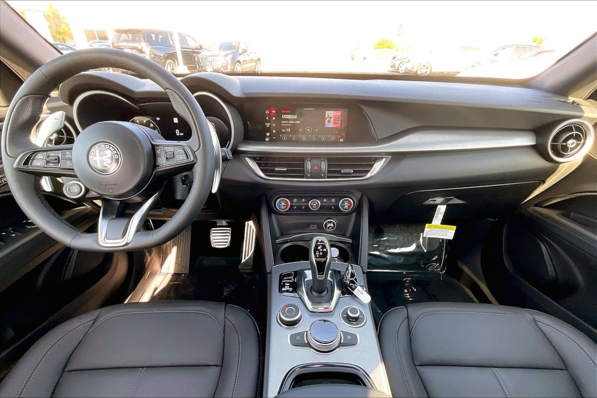 New 2025 Alfa Romeo Stelvio Sprint w/ Convenience Package image 5
