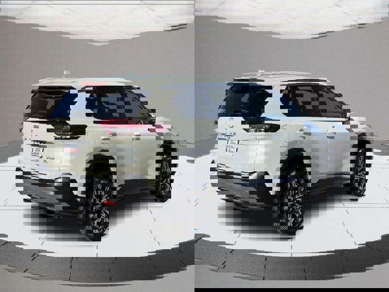 Used 2023 Nissan Rogue SV image 3