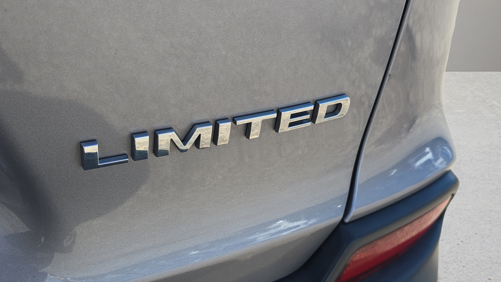 Used 2019 Jeep Cherokee Limited FWD image 32