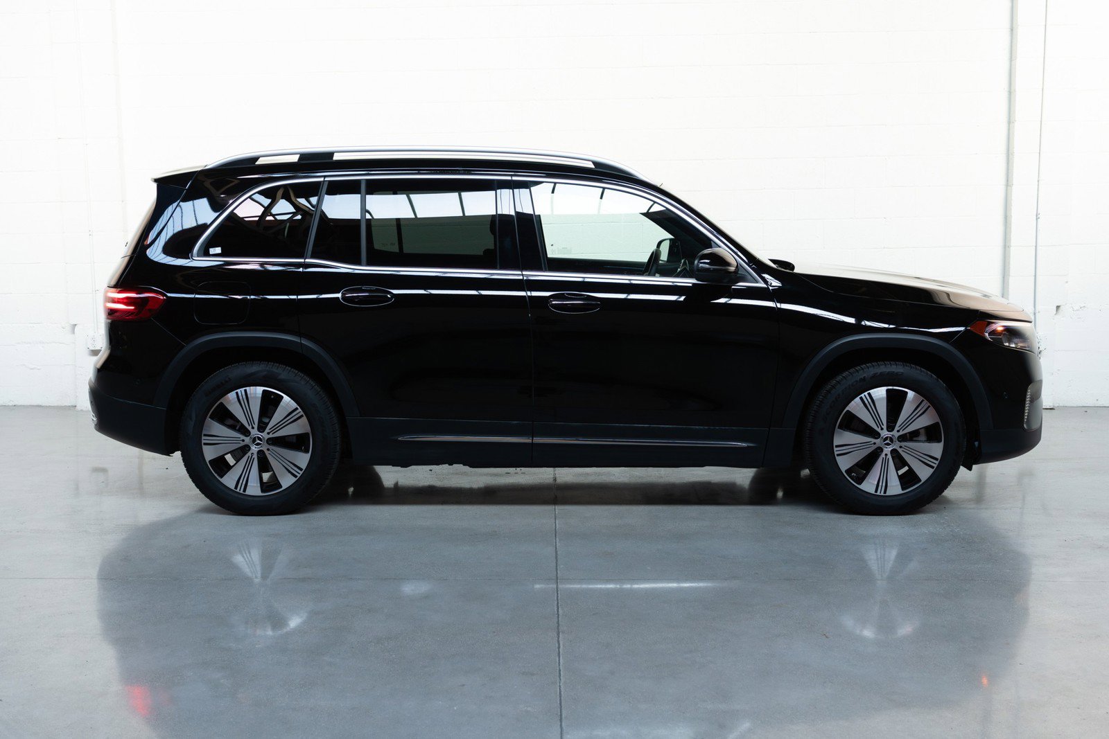 Used 2024 Mercedes-Benz EQB 300 4MATIC image 8