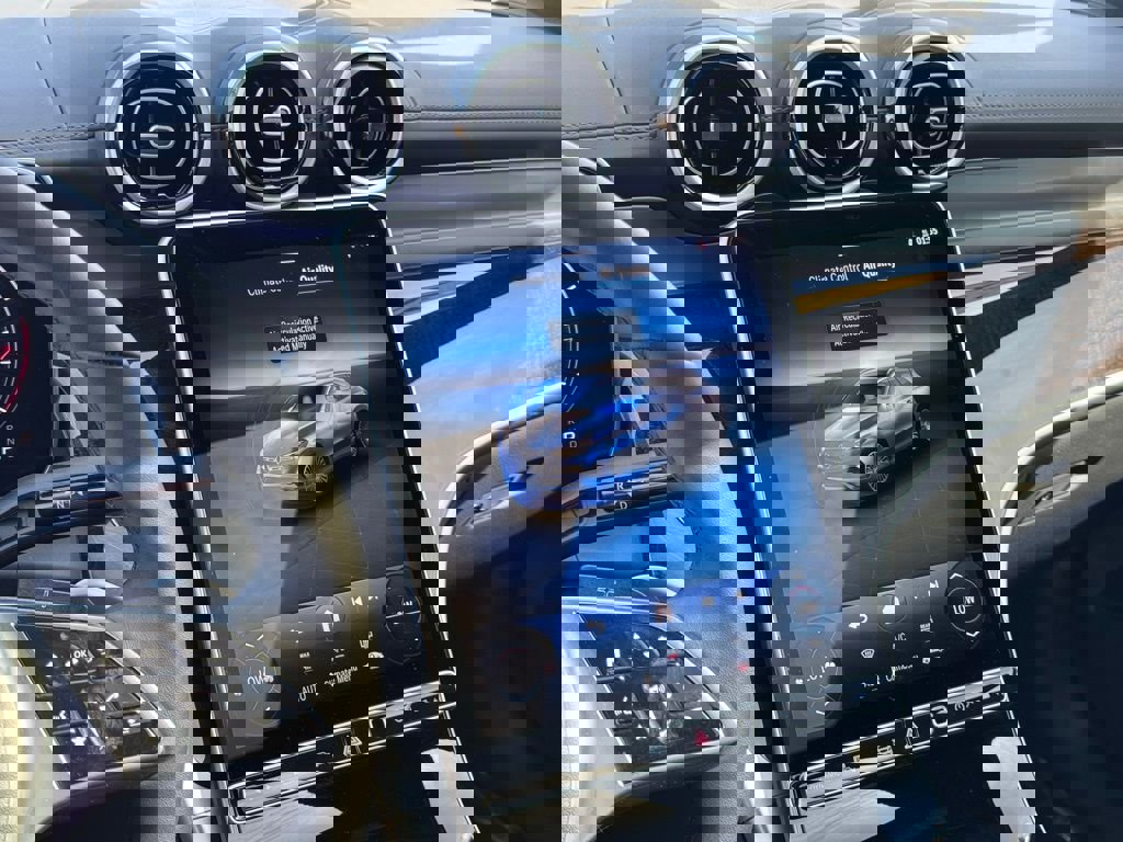 Used 2025 Mercedes-Benz GLC 300 4MATIC image 23