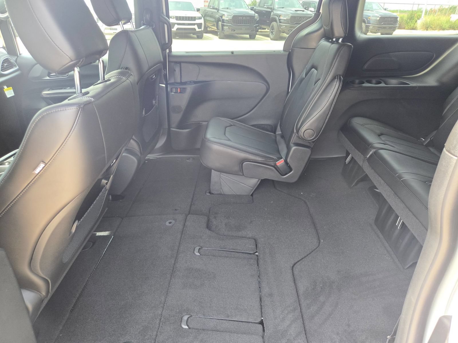 New 2027 Chrysler Pacifica Select FWD image 14