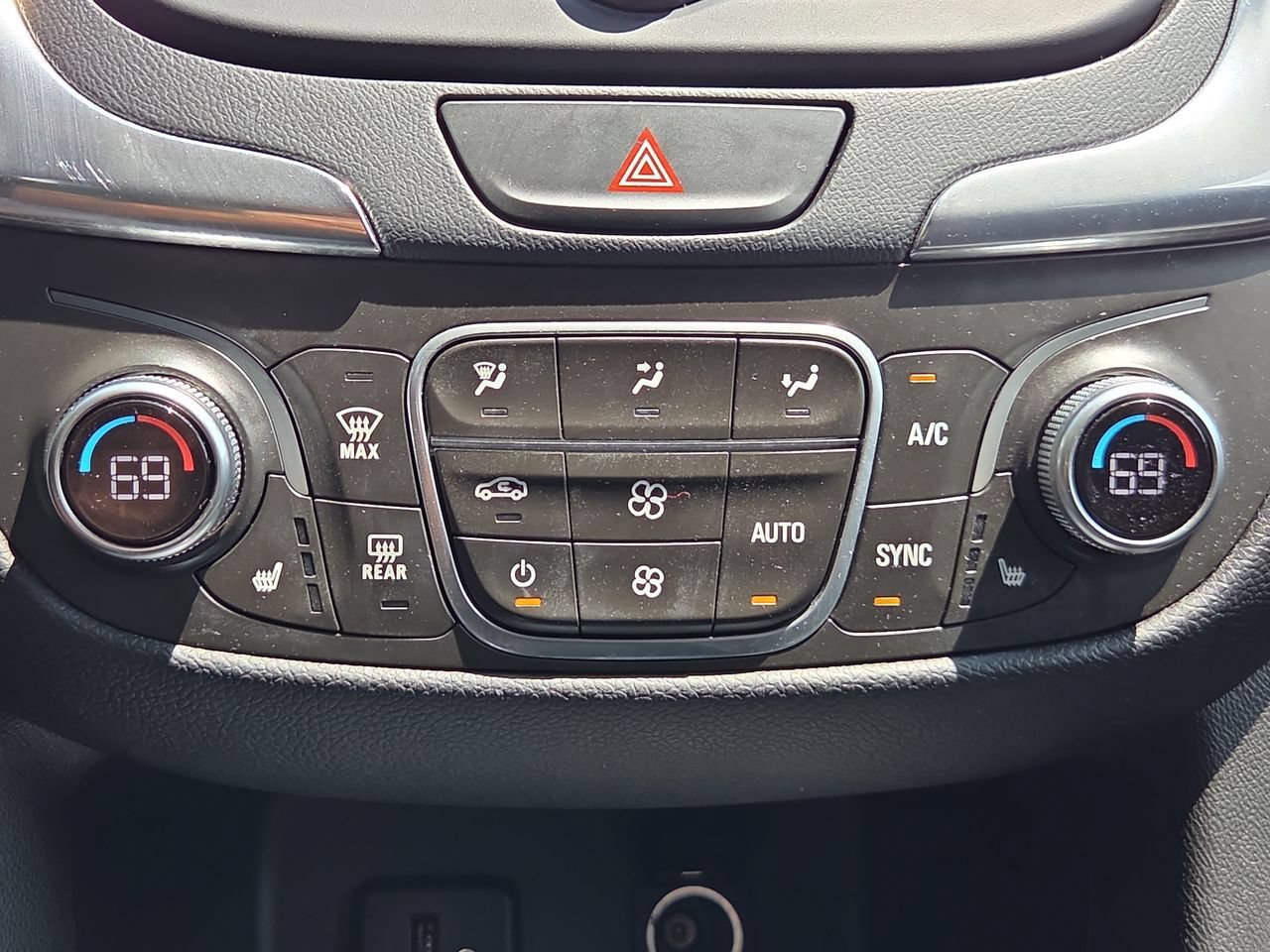 Used 2018 Chevrolet Equinox LT FWD image 35