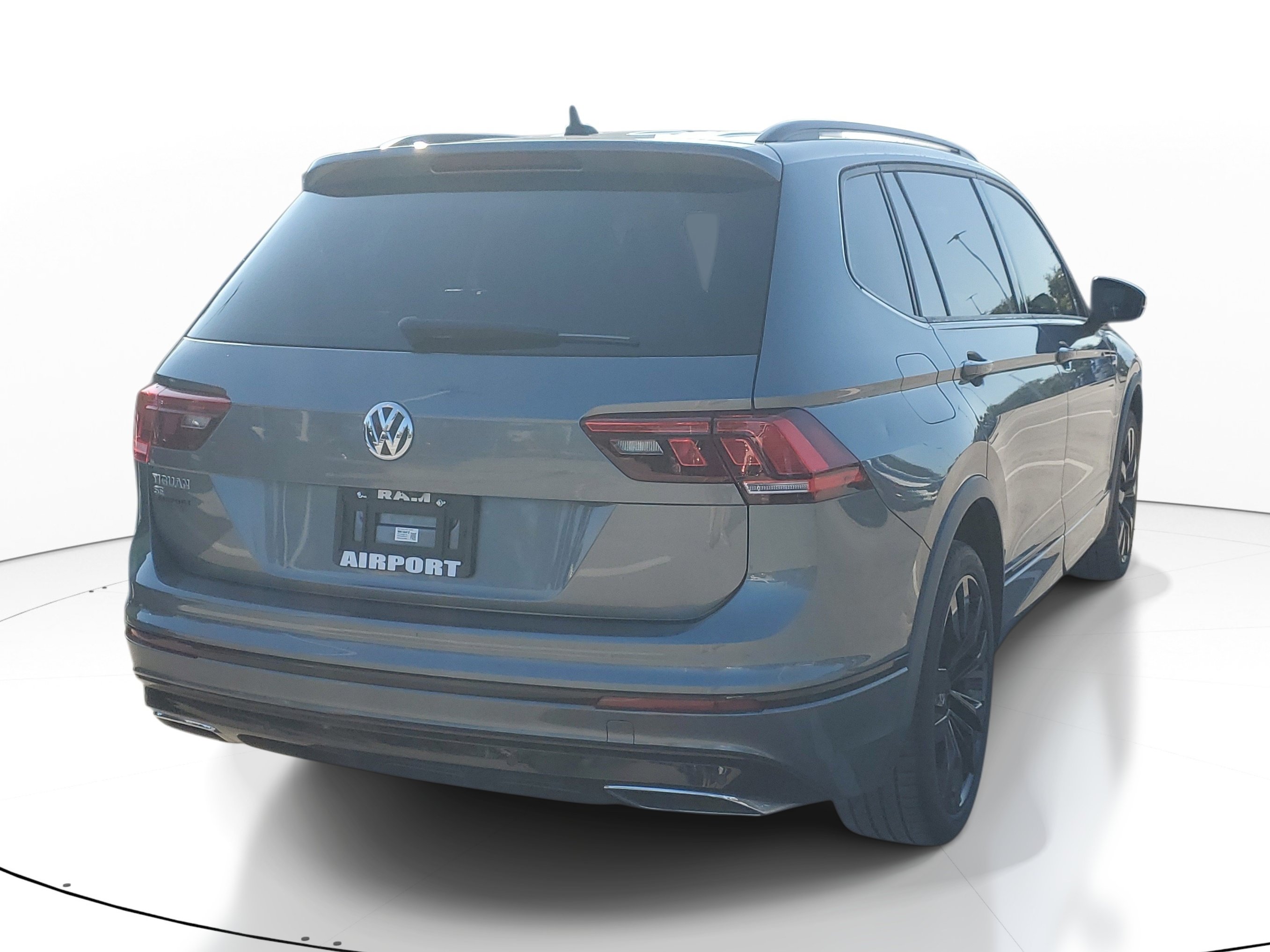 Used 2021 Volkswagen Tiguan SE R-Line FWD image 6