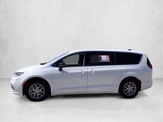 Used 2024 Chrysler Pacifica Touring-L FWD image 2