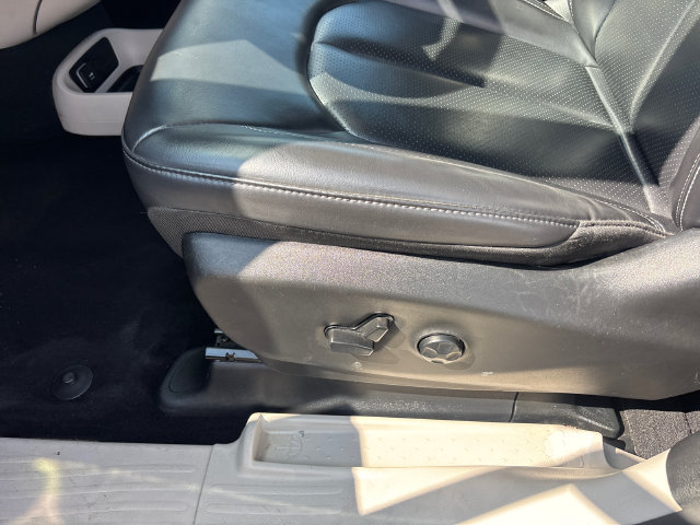 Used 2023 Chrysler Pacifica Touring-L FWD image 7