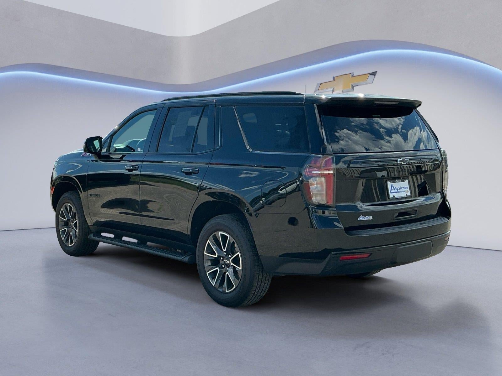 Used 2024 Chevrolet Tahoe Z71 w/ Luxury Package AWD/4WD image 3