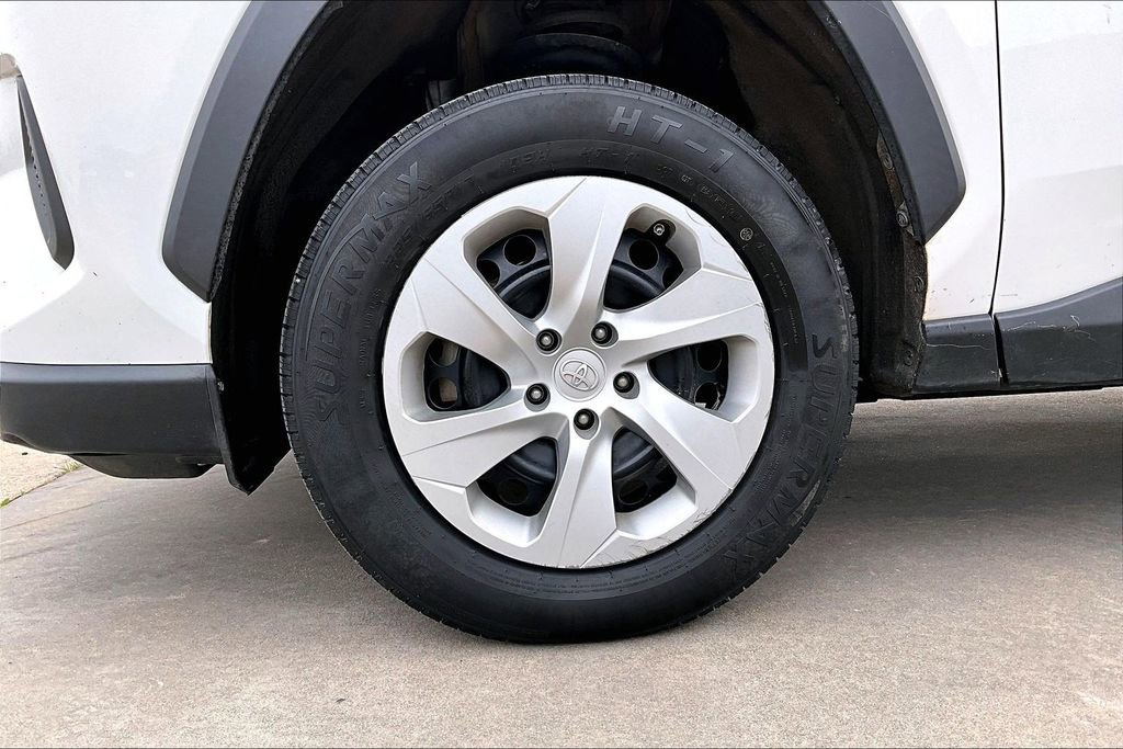 Used 2022 Toyota RAV4 LE image 11