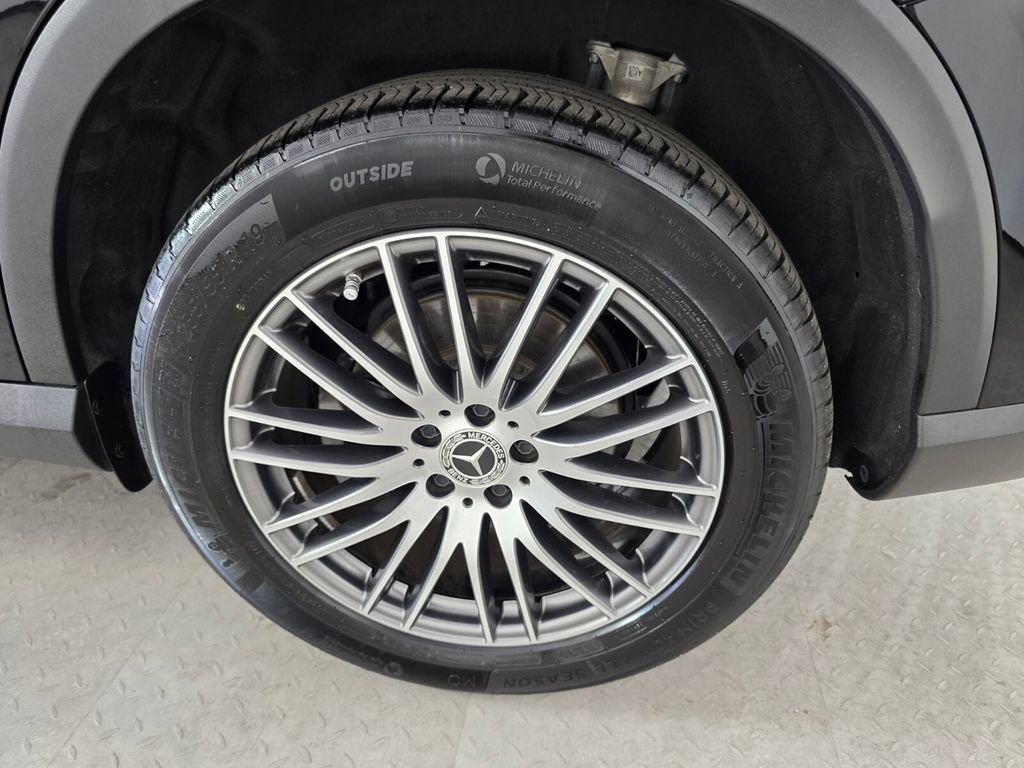 Certified 2025 Mercedes-Benz GLC 300 image 17