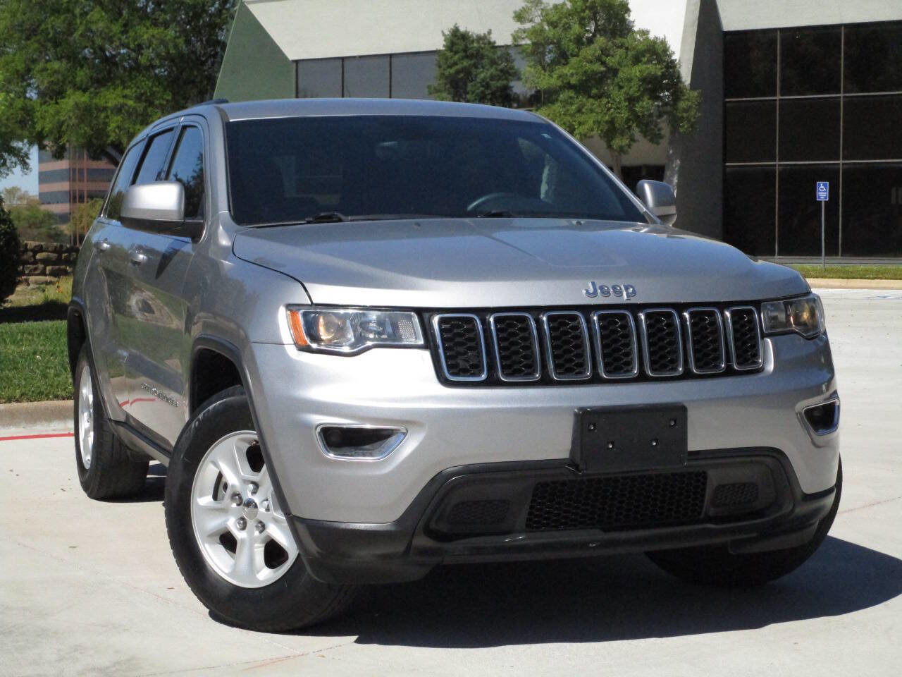 Used 2017 Jeep Grand Cherokee Laredo RWD image 24