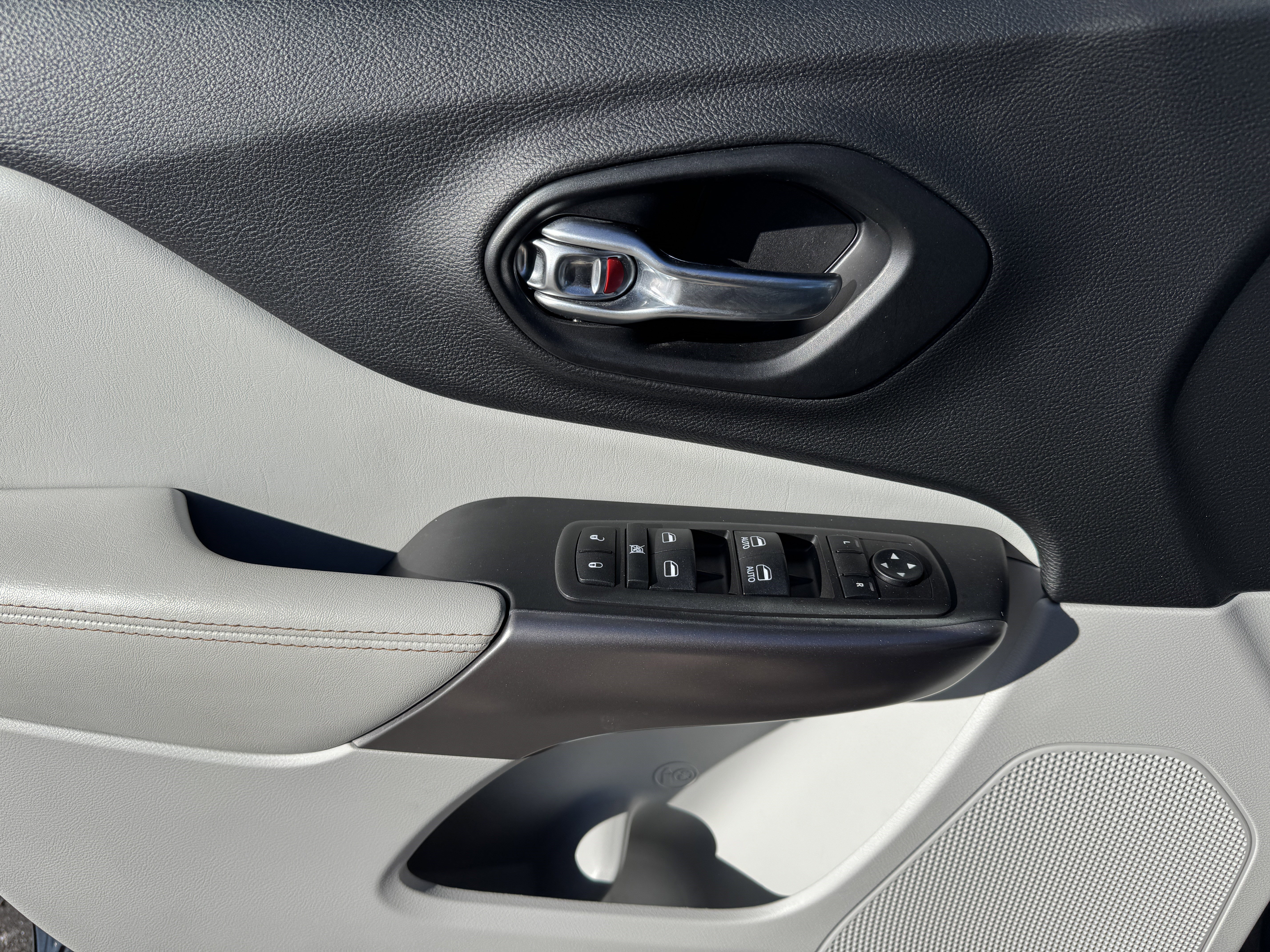 Used 2021 Jeep Cherokee Latitude Lux w/ Trailer Tow Group image 9