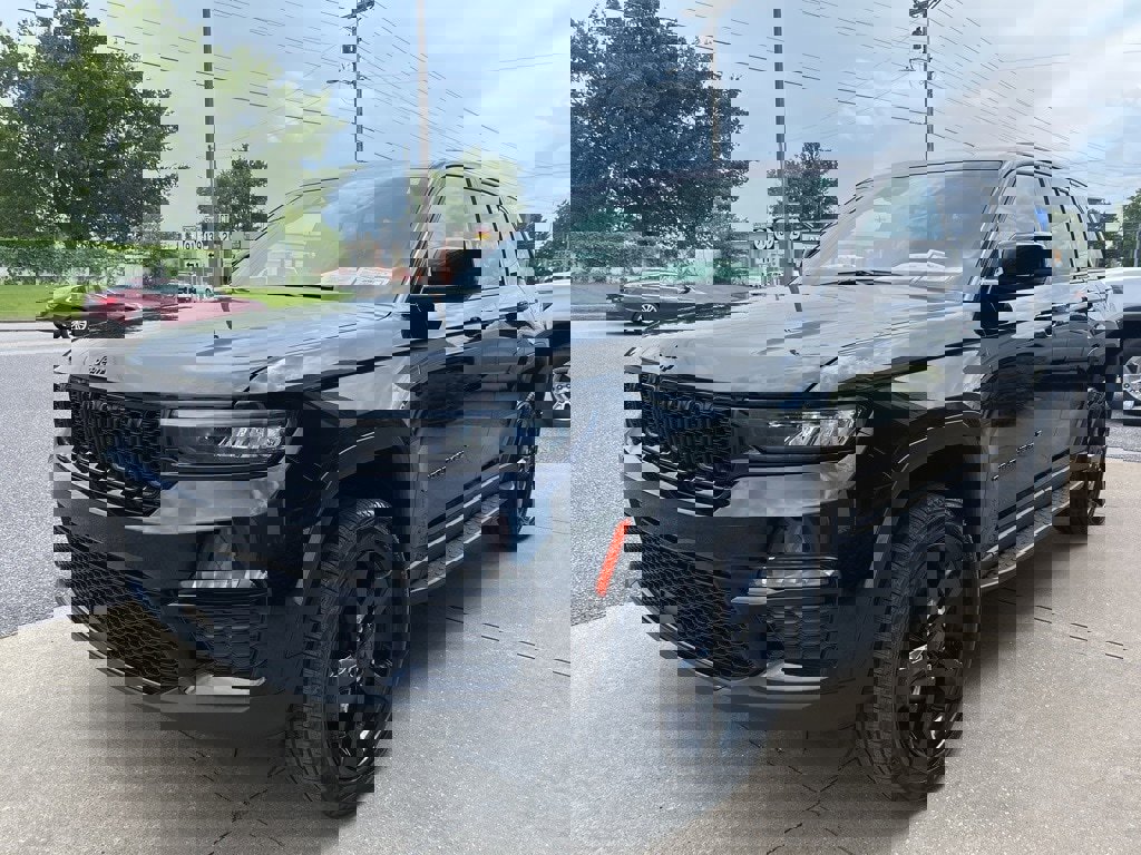 Used 2024 Jeep Grand Cherokee Limited w/ Black Appearance Package image 5