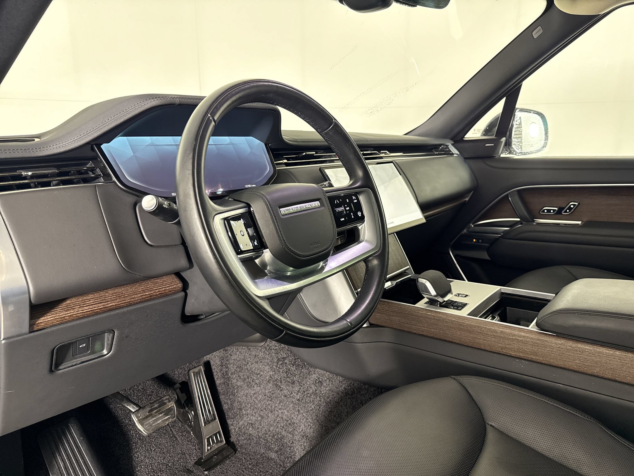 Used 2024 Land Rover Range Rover Long Wheelbase SE AWD/4WD image 4