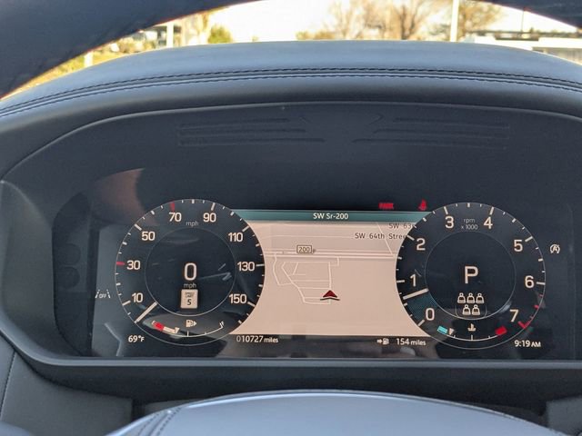 Used 2025 Land Rover Discovery Metropolitan Edition image 25