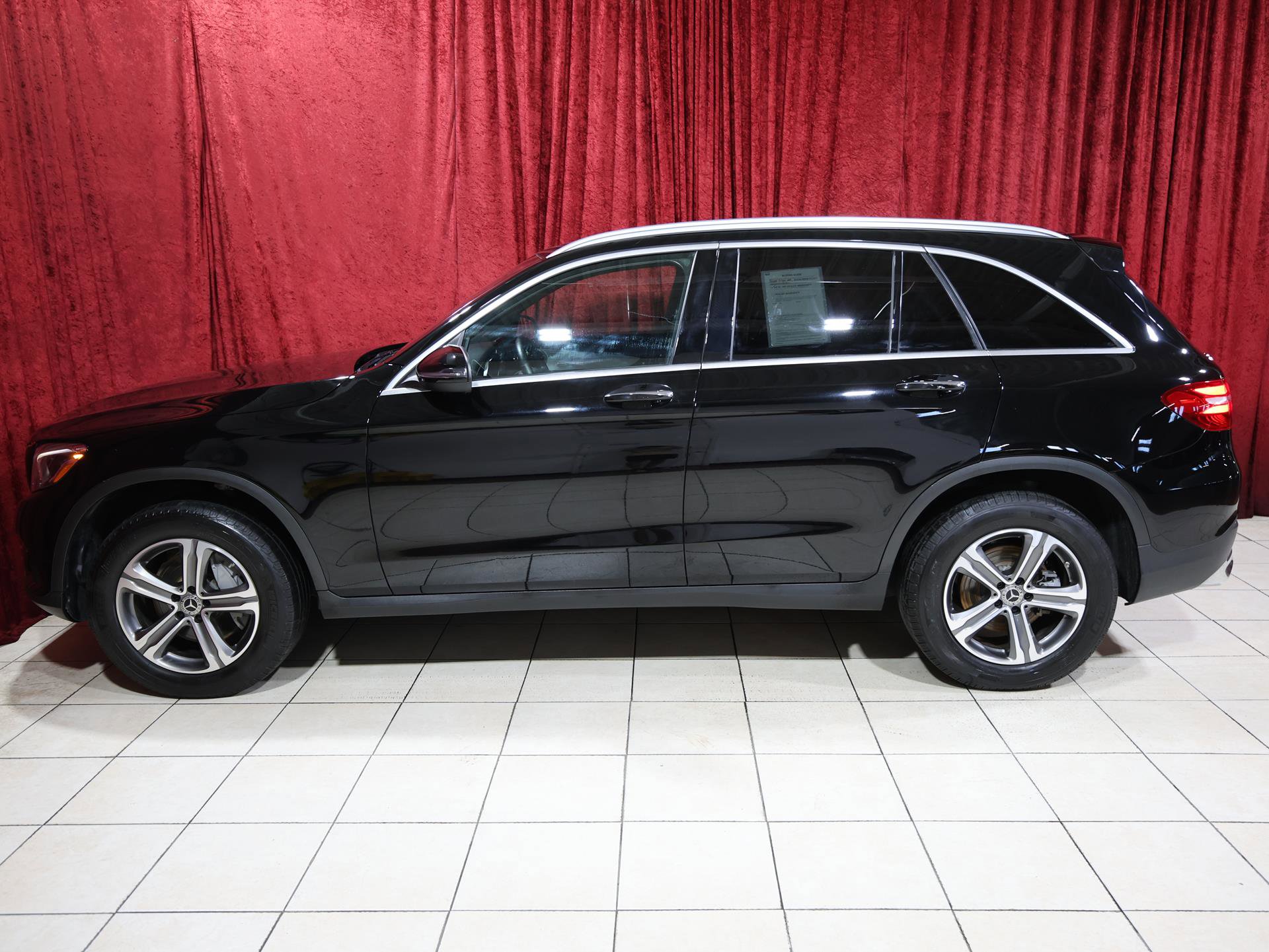 Used 2019 Mercedes-Benz GLC 300 4MATIC w/ Premium Package image 4