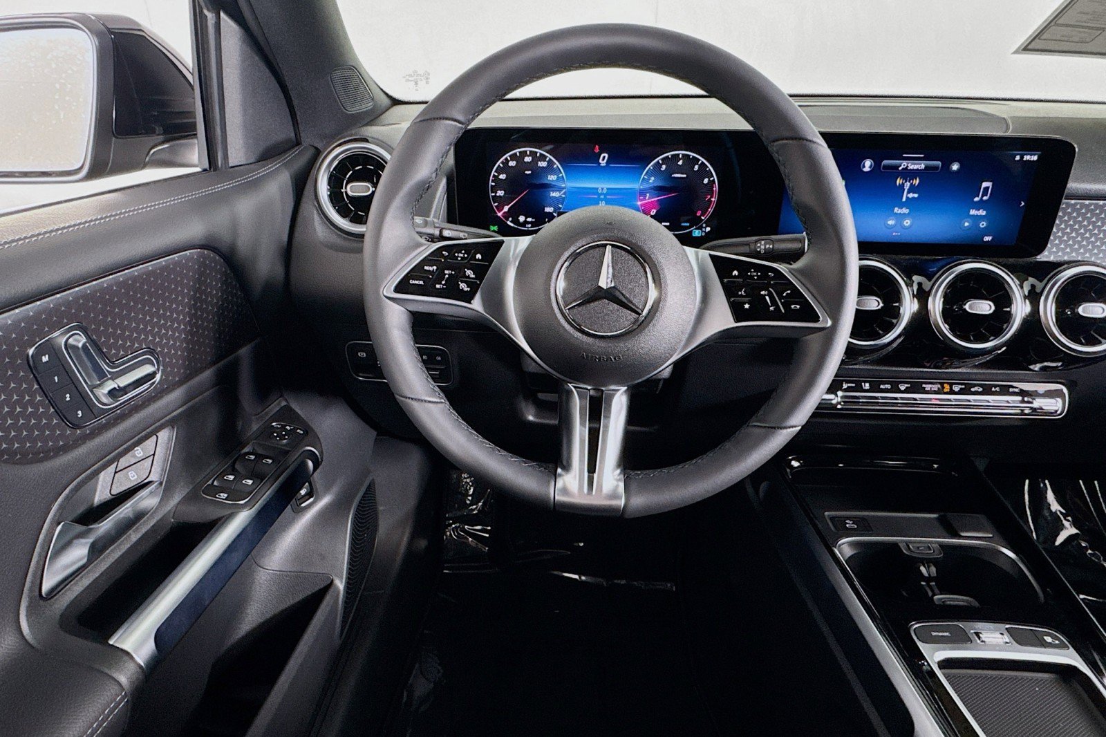 New 2026 Mercedes-Benz GLB 250 image 4