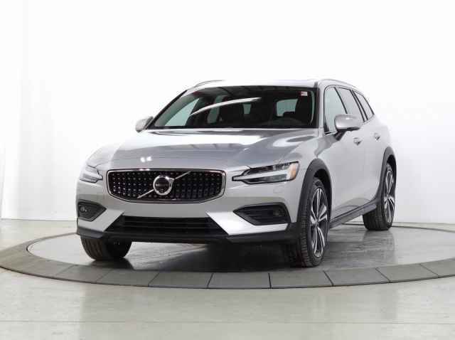 Certified 2025 Volvo V60 B5 Cross Country Plus image 3