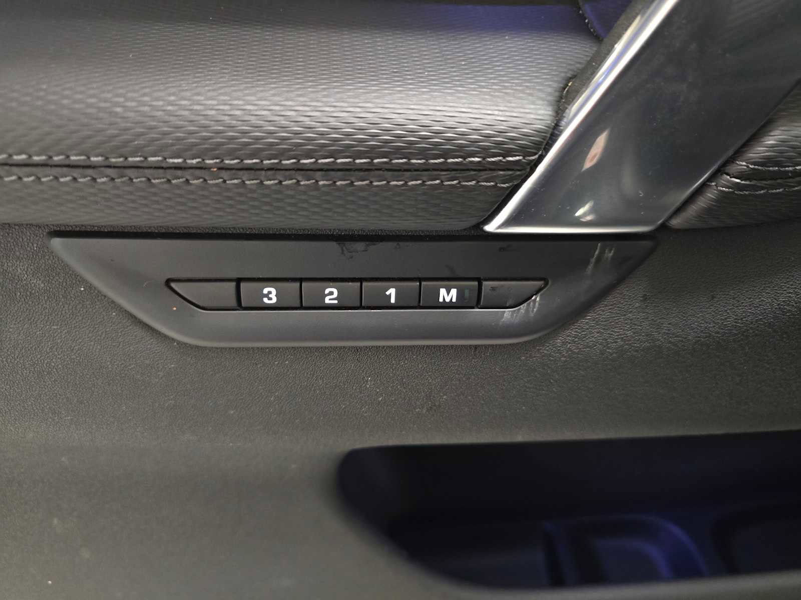 Certified 2025 Land Rover Discovery Sport Dynamic SE image 24