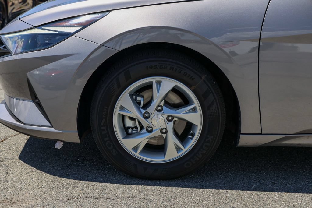 Used 2021 Hyundai Elantra SE FWD image 11