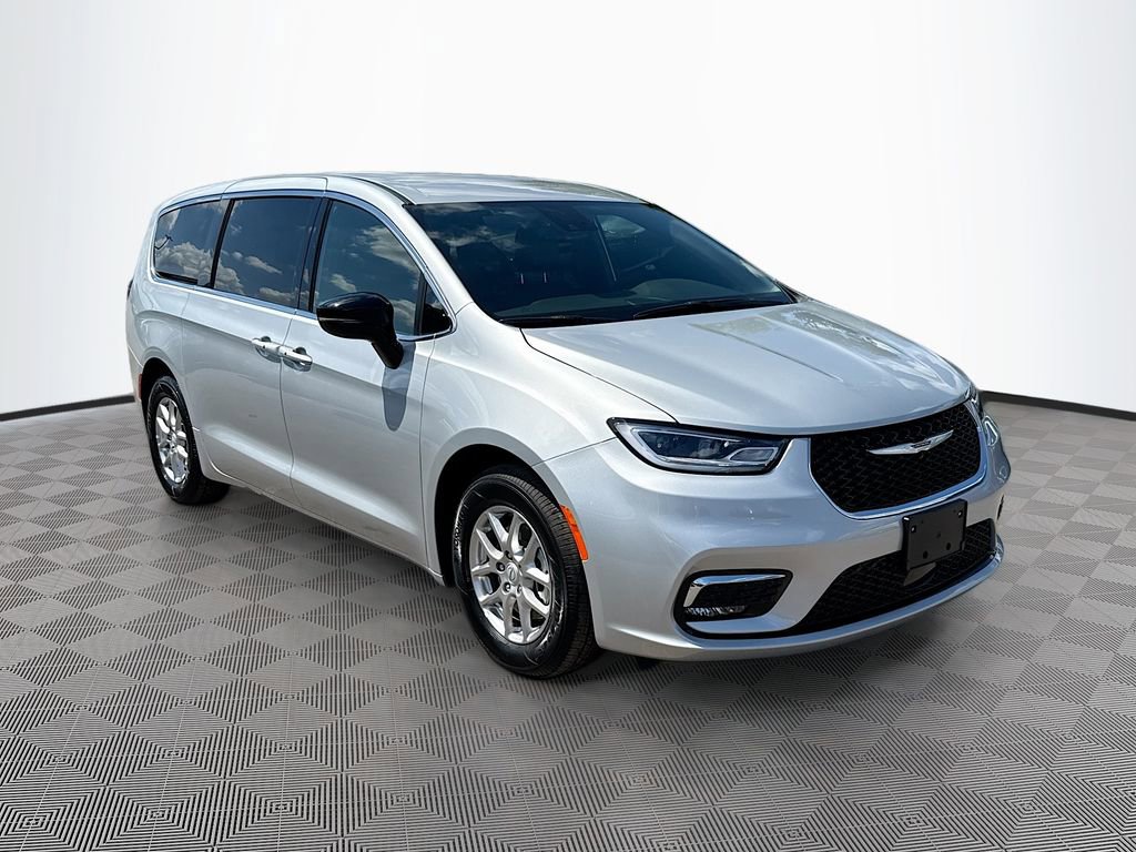 Used 2026 Chrysler Pacifica Select image 4