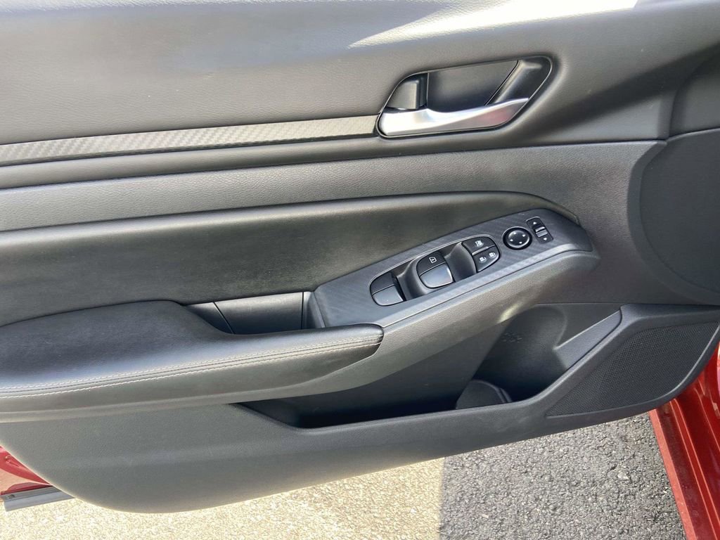 Used 2024 Nissan Altima 2.5 SV FWD image 17