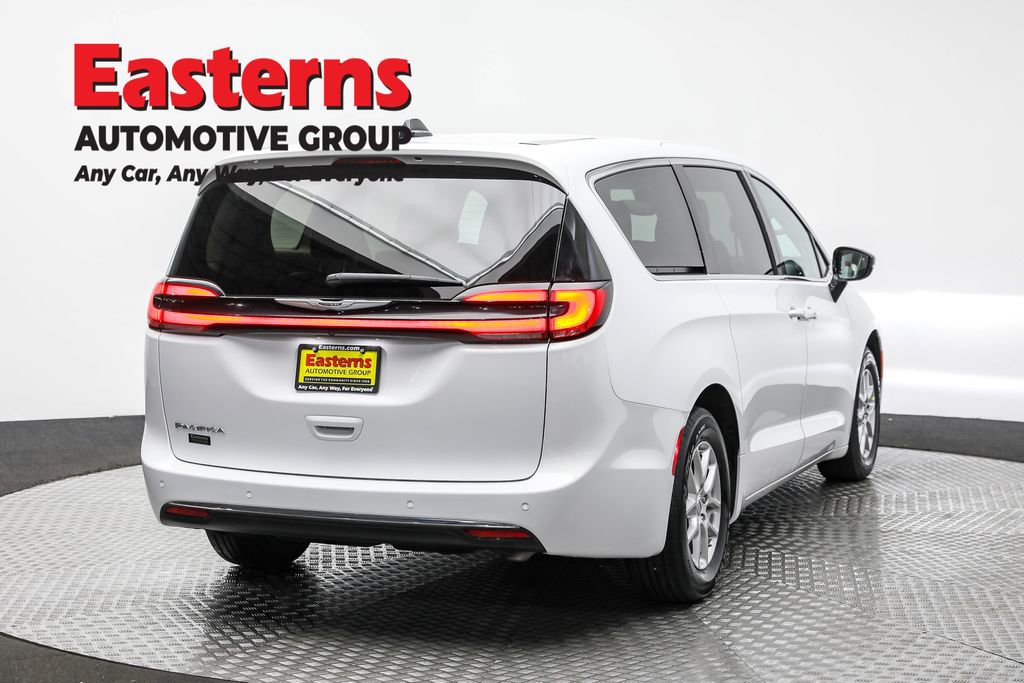 Used 2024 Chrysler Pacifica Touring-L image 5